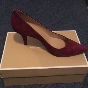 New in box Michael Kors suede pump